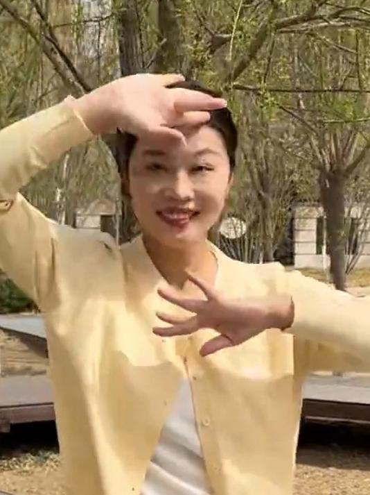 想吃冰激凌了!晚上吃一个肉蟹煲!一个字香