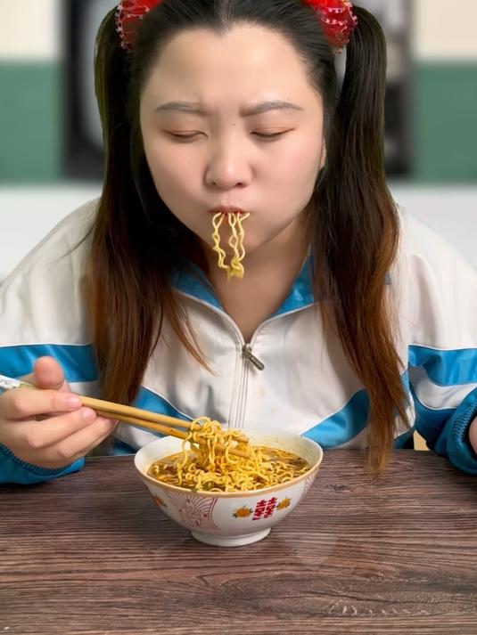 不同年代吃泡面:原来以前都吃错了,这才是方便面的正确泡法