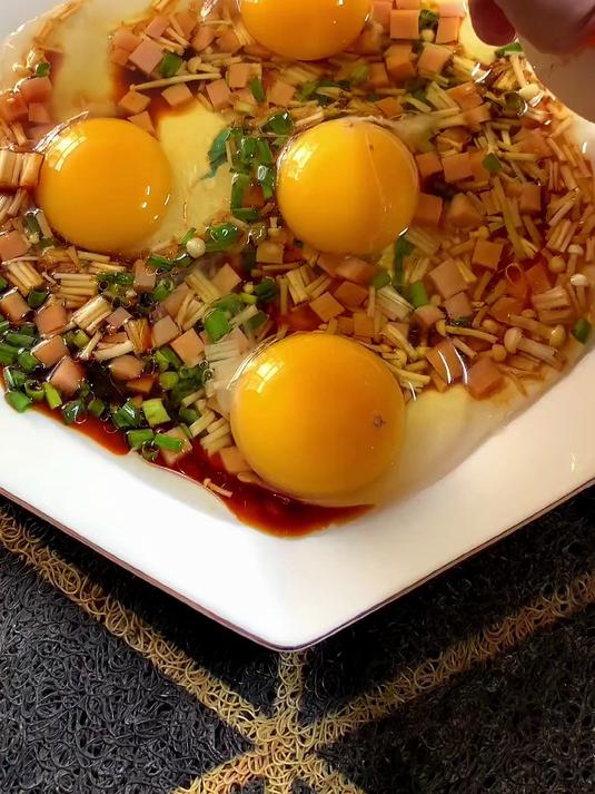 鸡蛋不是煎就是炒吃腻了 试试这个五彩窝蛋吧 简单又营养