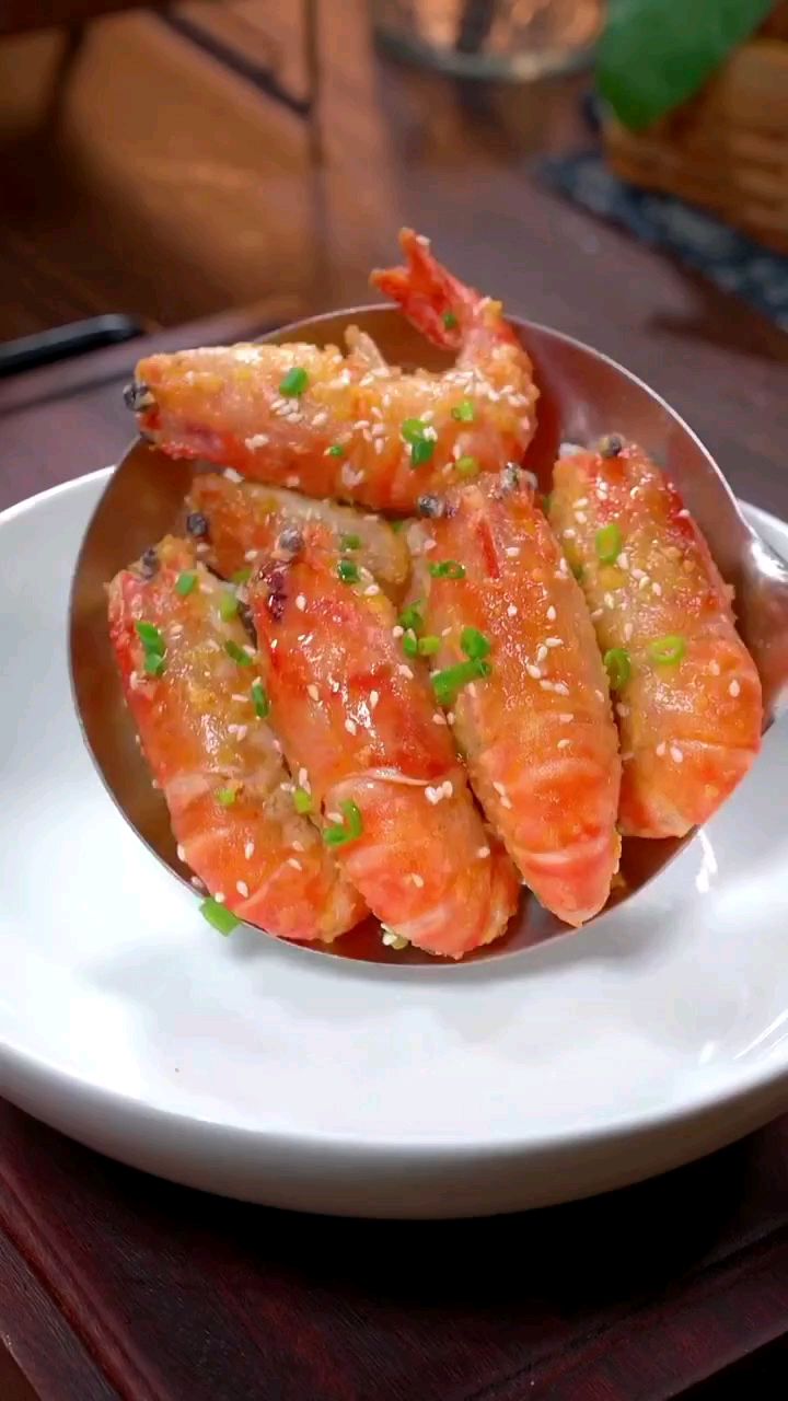 咸蛋黄焗罗氏虾 ,咸香酥脆,好吃到连壳都不剩