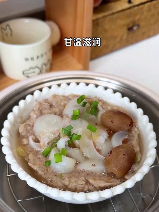 这个季节的荔枝是难得的纯阳之果,搭配猪肉做成这样清甜的肉饼汤