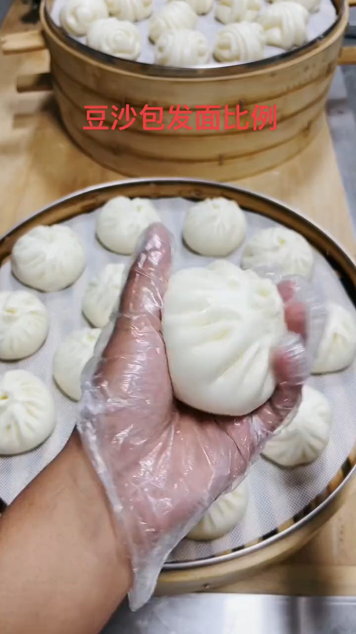 豆沙包教程;面粉500克,酵母5克,老面头75克,糖8克,油10克,水250克