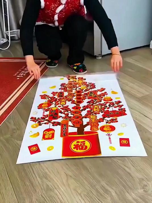 给家里玻璃门上装饰这样的贴画,静电贴设计的,喷点水轻松装饰