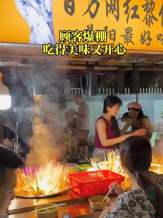 一个三米摊位同时二三十人一起吃麻辣烫,除了流量好必须味道好 #夜市里的人间烟火气#