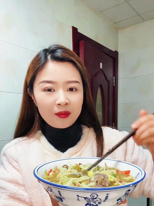 家常饭酸菜肉丝炝锅面酸香又开胃