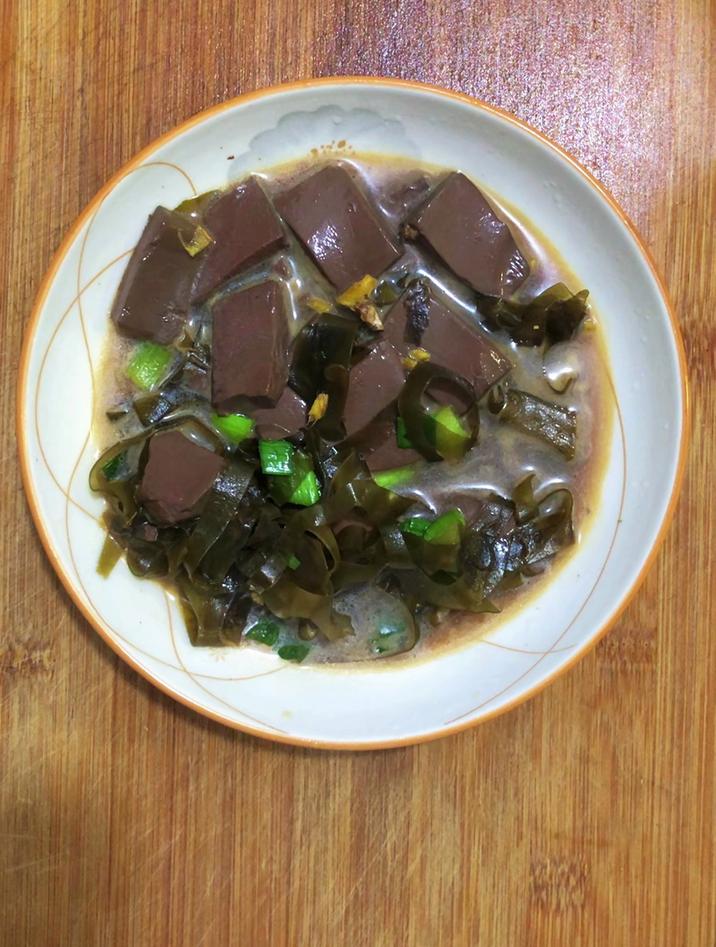 鸭血的家常做法,分享一道鸭血炒海带