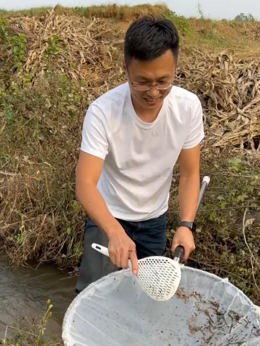 第一次来老公家,婆婆就带我来村前的河里捞小虾,一晃十多年了