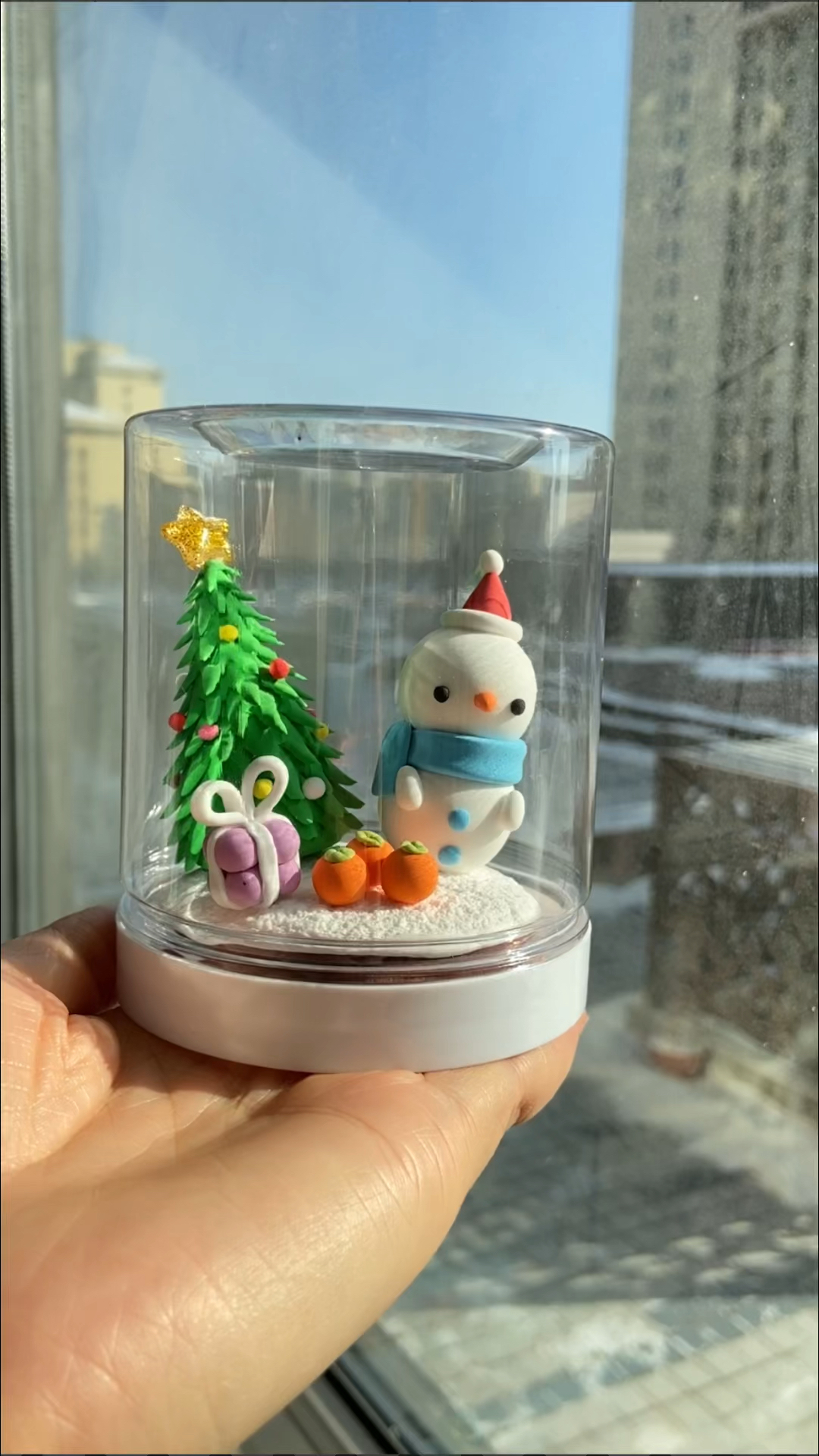 不要的罐子加点粘土做个圣诞节礼物