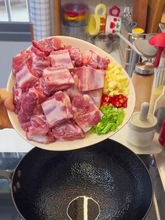 两人食晚餐今日菜单：干煎排骨 农家一碗香葱香蛏子炒丝瓜