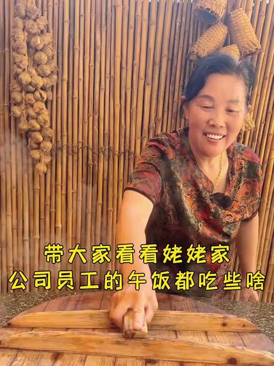 给公司员工送午餐第二天，忙碌了一上午，鲜香爆汁的香辣小龙虾