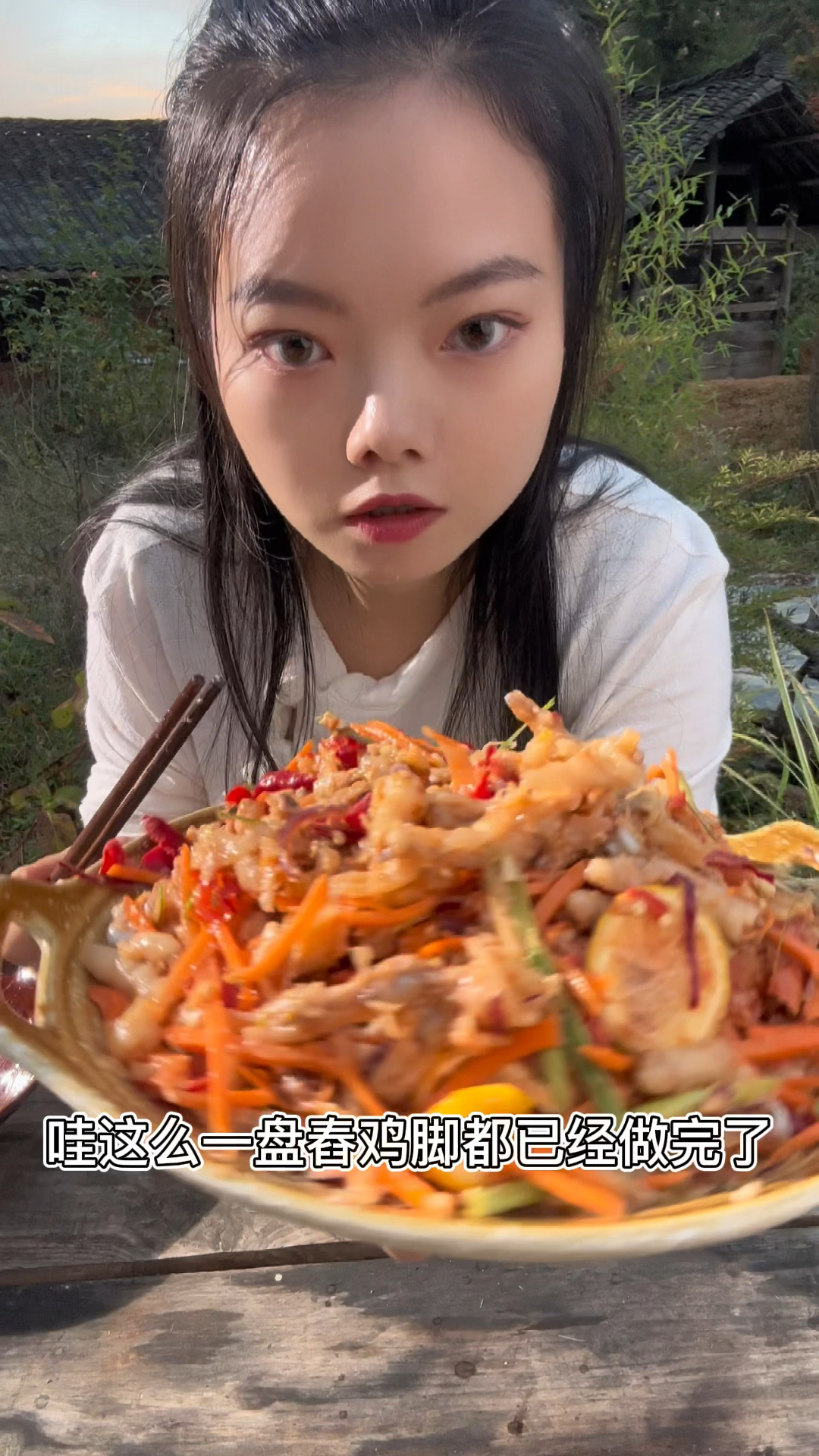 用一个桶一根擀面杖就能做出超级简单好吃的舂鸡脚,又辣又酸,好吃极了