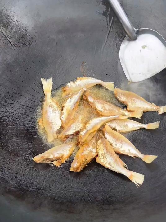 老妈拔光园里马莲菜,说再不拔耽误茄子长,还蒸了一锅