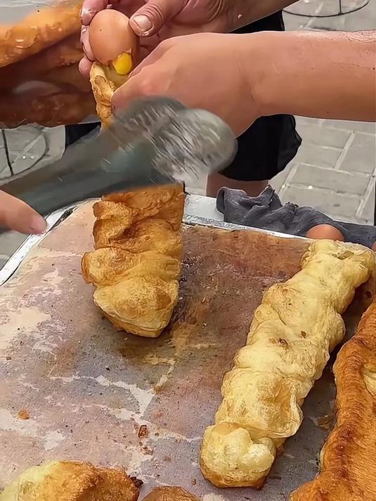 开封油条罐鸡蛋,这种吃法外地人没见过!