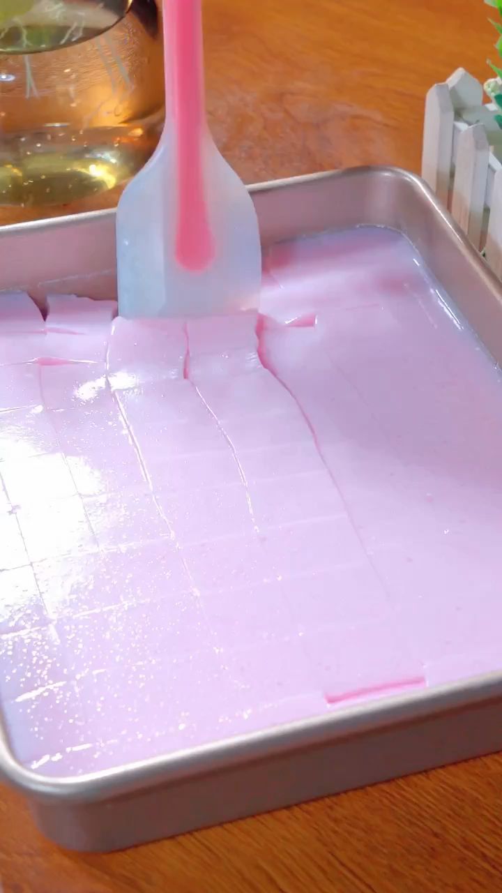 炎炎夏日,做一份奶香浓郁冰凉又爽口的火龙果双皮奶吧!还是火龙果味的那种粉粉嫩嫩的