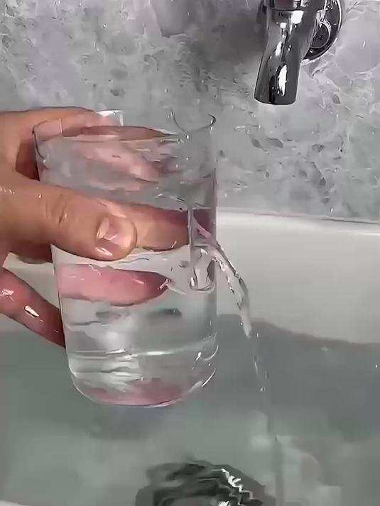 高韧性防水胶,水中可直接涂,水池鱼缸裂缝密封不漏水。#防水胶裂缝修补防水补漏生活好帮##油