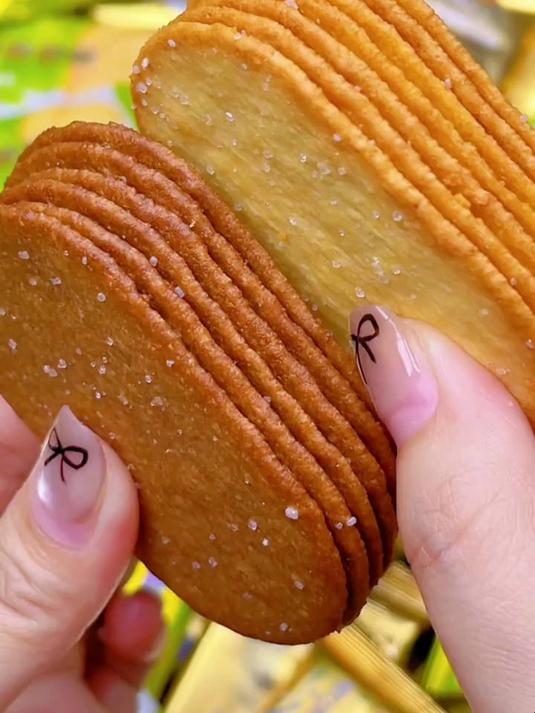 薄脆饼干轻咬咔嚓脆,咸香浓郁不腻口,独立小包装便携