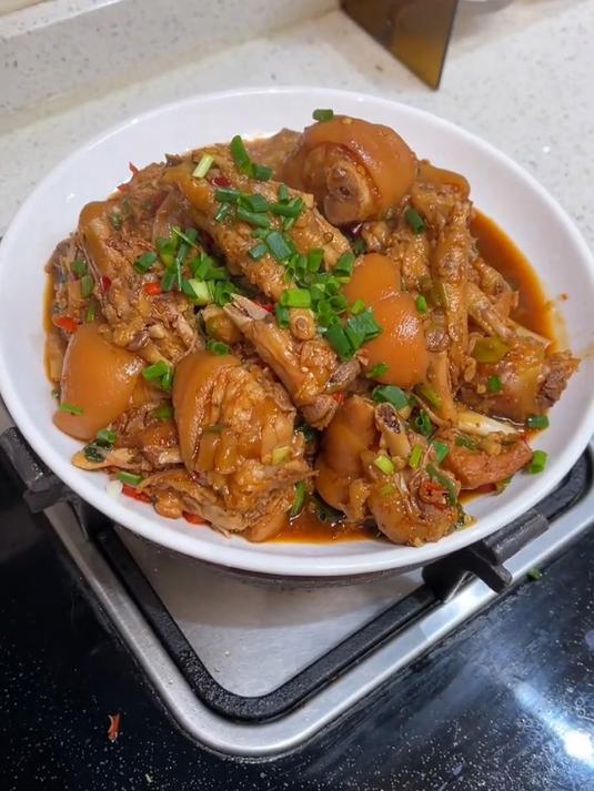 软烂可口的猪蹄鸡爪煲