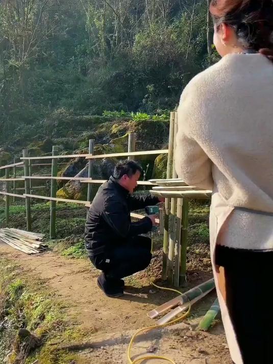 菜园篱笆终于做好了,等春天一到,两边都种满花,你们觉得美吗?