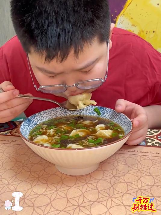 宴席尾声的一碗紫菜虾皮汤，清淡解腻，恰到好处