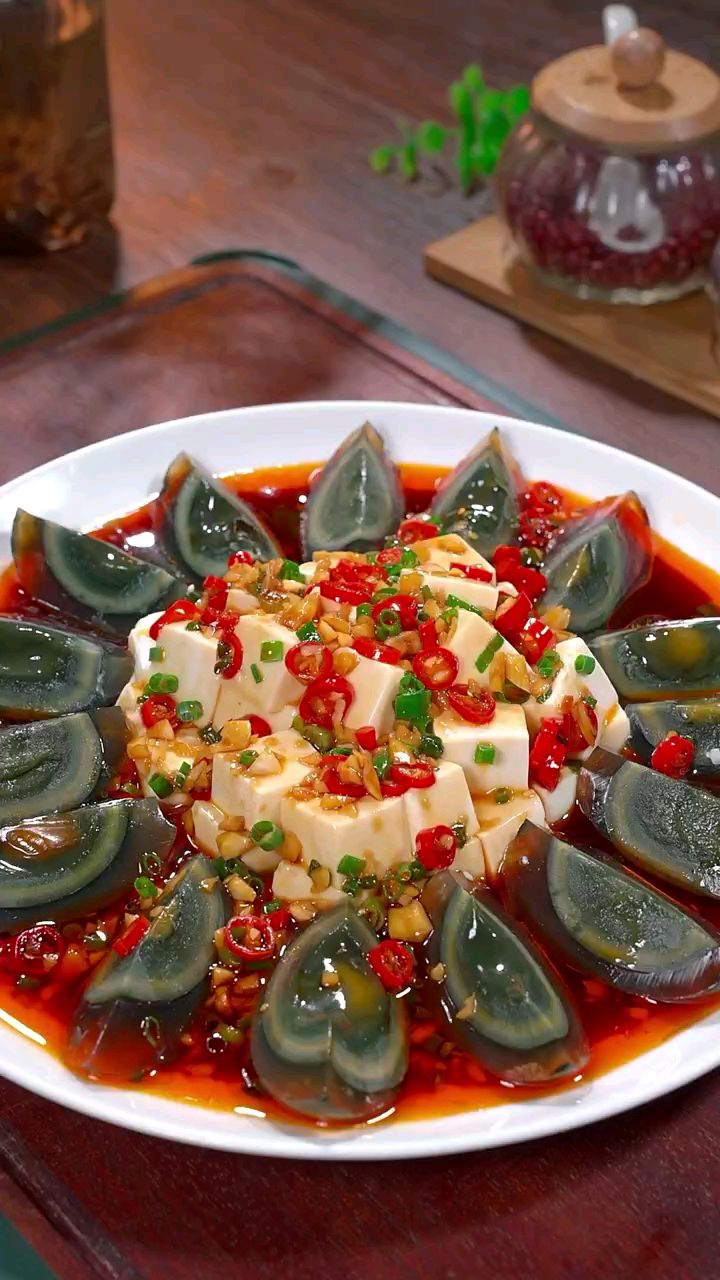 家常菜《皮蛋拌豆腐》做法简单又美味。