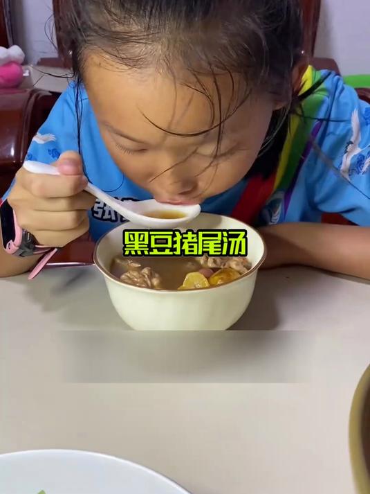 喝了黑豆猪尾汤,连换季的关节紧都能舒开!