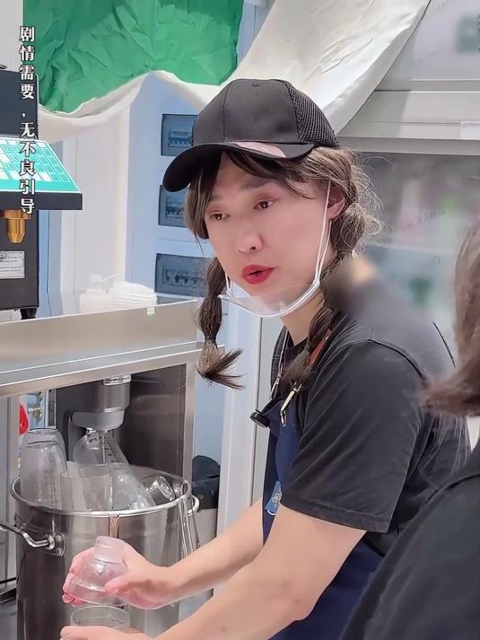 奶茶店做兼职的大学生暑假工，会被老员工排挤吗？