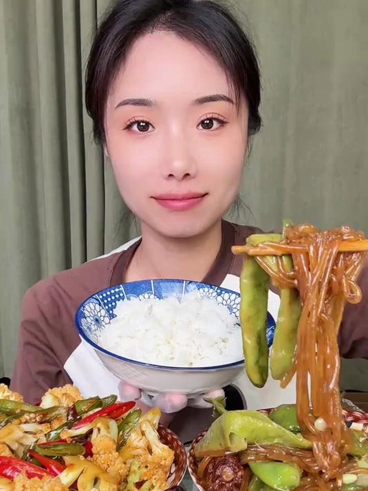 红烧肉搭豆角排骨粉条这神仙组合炖到软烂入味好吃到停不下来