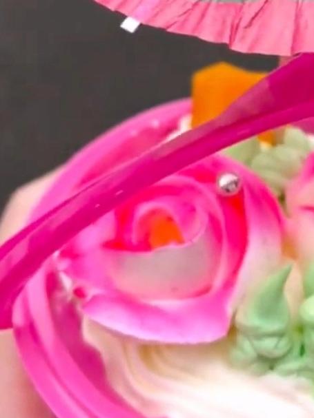 80年代的粉色盒子生日蛋糕