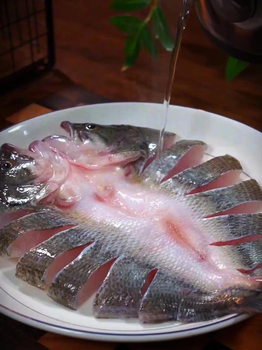 今天给大家分享一个清蒸鲈鱼的做法