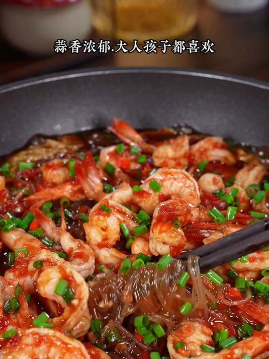 每次家里来客，我都会做上这道蒜蓉粉丝虾