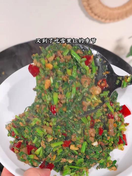又到了吃雪里蕻的季节简简单单搭配一点肉进去炒 好吃又下饭