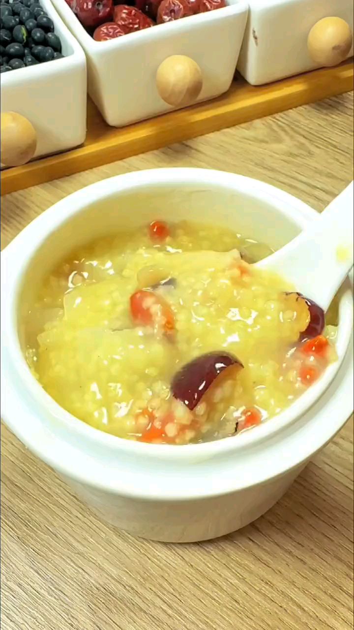 小米银耳大枣粥,经常喝皮肤光滑细嫩
