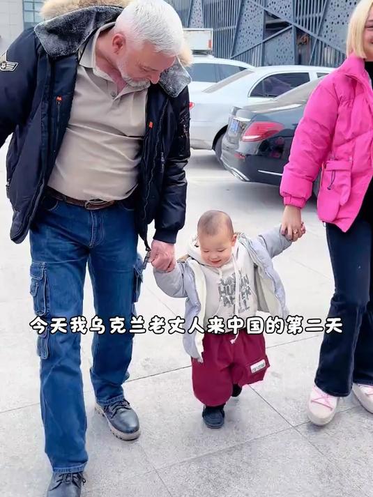 乌克兰老丈人来中国第二天,用我们中国的特色菜招待老丈人