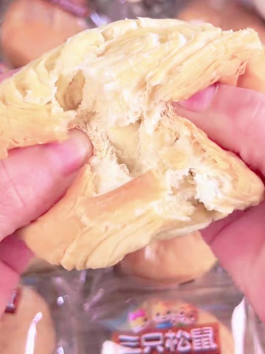 貌不惊人三只松鼠手撕面包