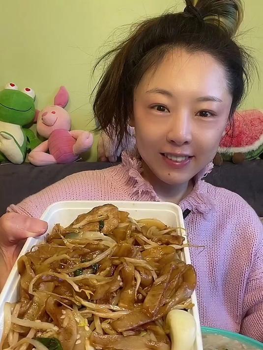 今天是外卖呀 炒河粉+皮蛋瘦肉粥
