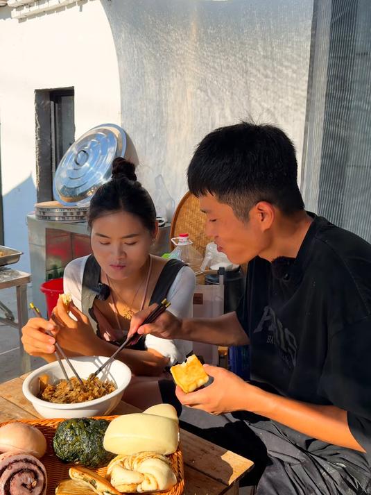 今天和媳妇一起做了红烧甲鱼和五箱手工馍,在镇上半小时就卖完了