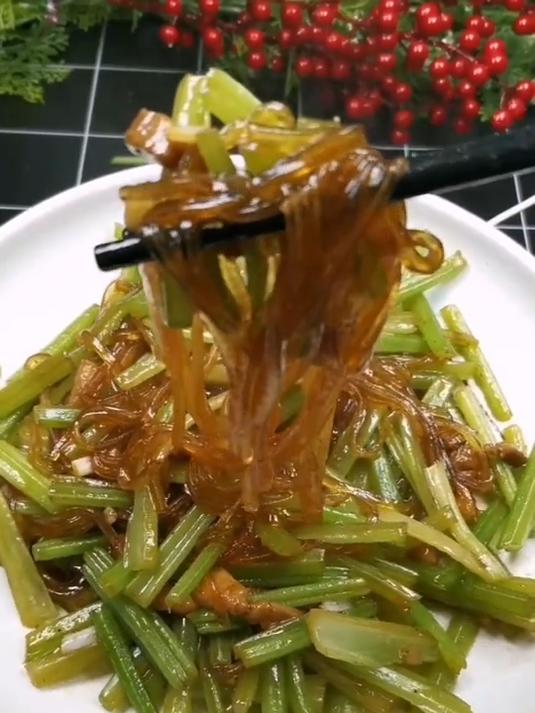 芹菜炒粉怎么做才会不打沱