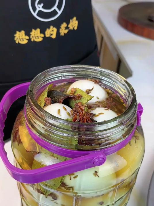 我妈每年这个时候都会按照这个比例,腌好多咸鸭蛋吃,关键还流油