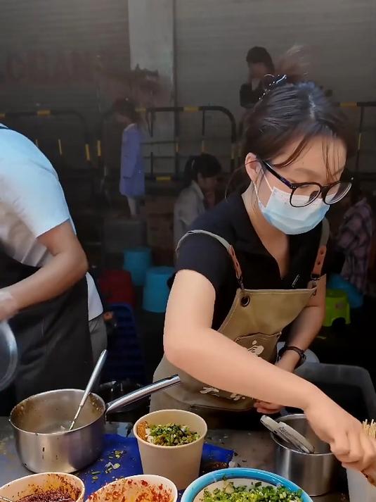 臭豆腐就是要吃黑白双拼才爽!