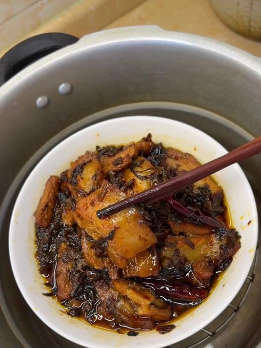看一遍就会的下饭菜梅干菜烧肉,做法超级简单,吃起来的肥而不腻