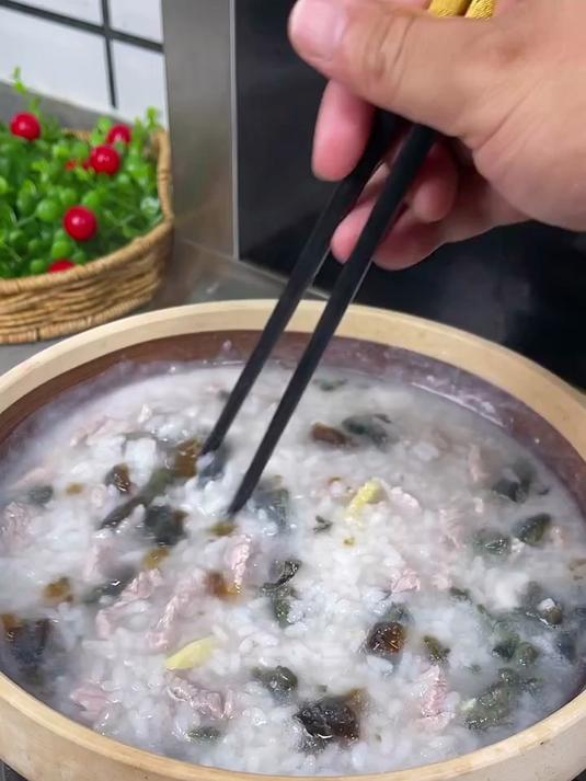 这么好喝的皮蛋瘦肉粥应该没人会拒绝吧 做法简单