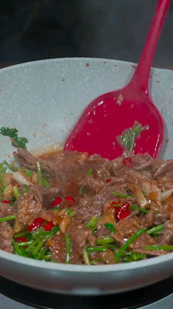 为什么饭店的小炒牛肉那么鲜嫩,学会这个小技巧,你也能做到