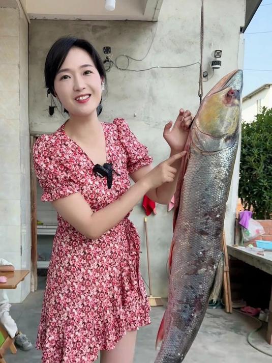 表嫂搞到一条40斤的淡水鱼,做川味麻辣烤鱼,足足烤了4个小时