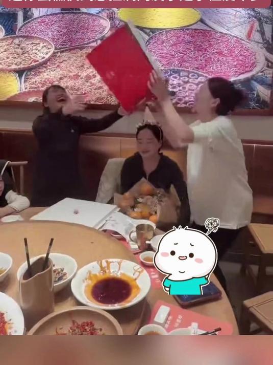 女子生日获闺蜜,送 “一口没” 小蛋糕,被爱包围超快乐