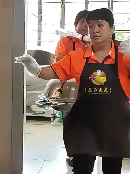 我以为是啥呢，搞了半天是大一盆凉菜，网友：这态度和喂猪差不多
