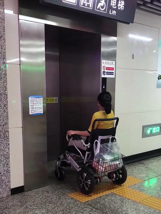 小飞哥电动轮椅车,买完菜从电梯进地铁坐车