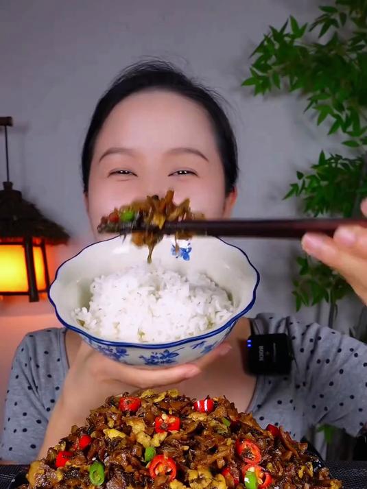 在湖南这种下饭菜叫外婆菜炒蛋炒饭都吃很香它是萝卜芥菜制作的