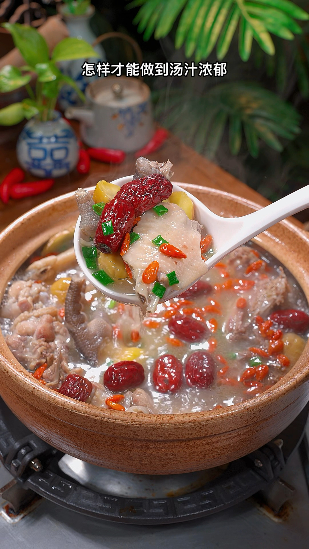 又到了秋季吃板栗的季节,煲上一锅暖暖的板栗鸡汤给家人喝,汤鲜味美,大人小孩都爱喝