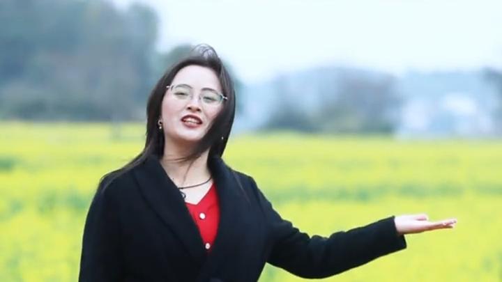 3.8万亩油菜花盛开,“美女镇长”秒变推销员:超大花田!