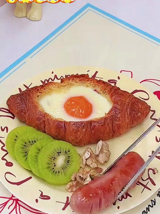 今天给孩子做了太阳蛋可颂拼盘，还有红枣核桃饼